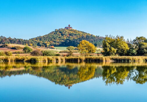 Herbststimmung am Torfstich und Blick auf Veste Wachsenburg in der Region Thüringer Burgenland Drei Gleichen