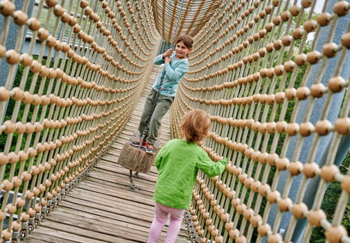 Kind auf der Hängebrücke auf dem Baumkronenpfad im Nationalpark Hainich.