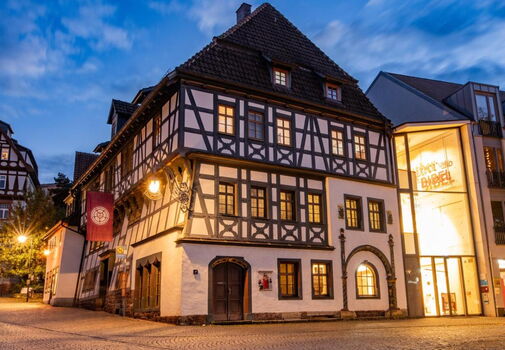 Atmosph?rische Aufnahme des Lutherhauses in Eisenach am Abend. Das Haus geh?rt zu den ?ltesten Fachwerkh?usern in Th?ringen.
