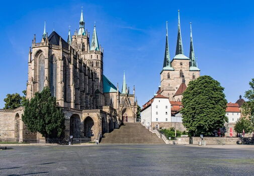 Frontaler Blick auf die Domstufen mit links daneben liegendem Dom St. Marien und rechts der Severikirche samt Klosterbauten davor