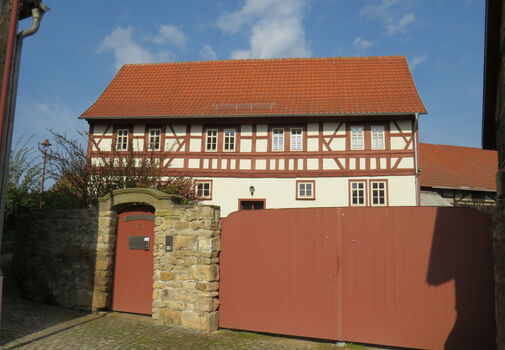 Hoftor und Fachwerkhaus der Ferienwohnung "Hinter der Mühle"