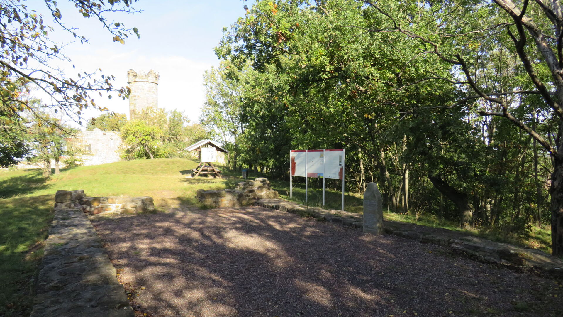Reste der Radegundekapelle mit Blick zur Mühlburg