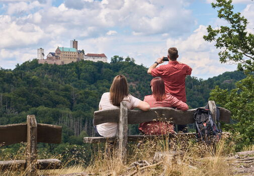 Wanderer genießen den Ausblick zur Wartburg bei Eisenach im Thüringer Wald