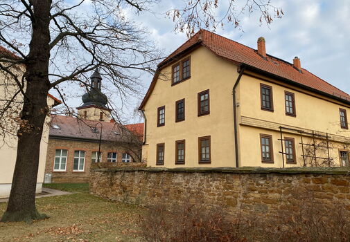 Ortsansicht mit Kirche und Wohngebäuden in Sülzenbrücken