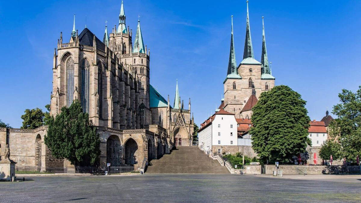 Frontaler Blick auf die Domstufen mit links daneben liegendem Dom St. Marien und rechts der Severikirche samt Klosterbauten davor
