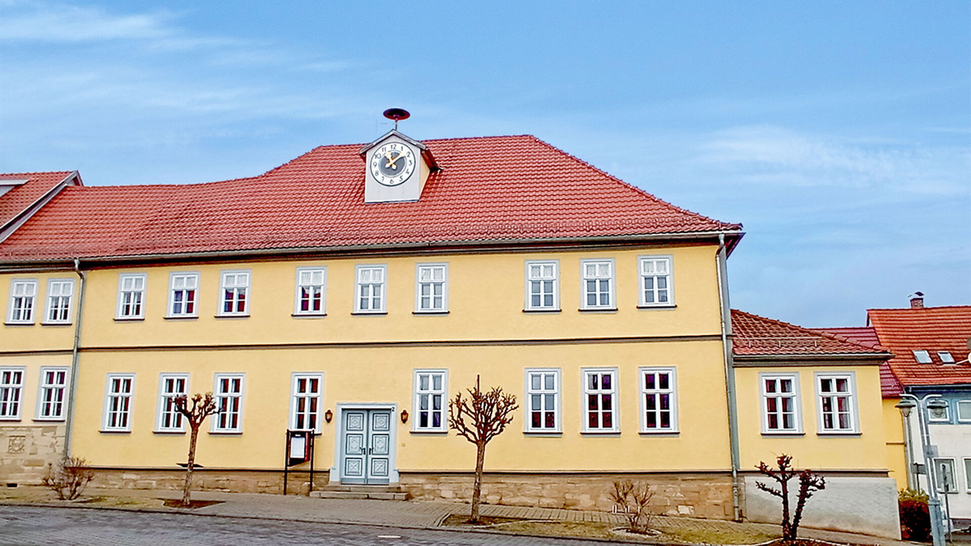 Außenansicht mit gelber Hausfassade vom Quartier Goldener Löwe in Wechmer / Thüringer Burgenland Drei Gleichen