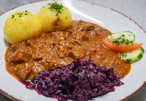 Thüringer Klöße mit Gulasch und Kraut im Ratskeller Mühlberg