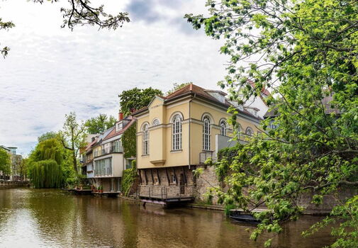 Blick von der Rathausbrücke aus auf die Fronten und den Flusszugang der Kleinen Synagoge mit Blick Richtung Schlösserstraße