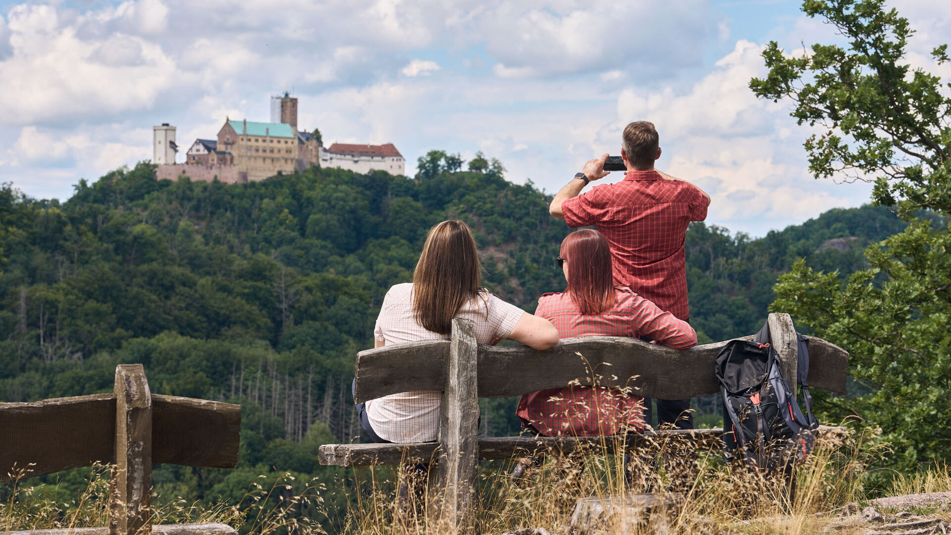 Wanderer genießen den Ausblick zur Wartburg bei Eisenach im Thüringer Wald