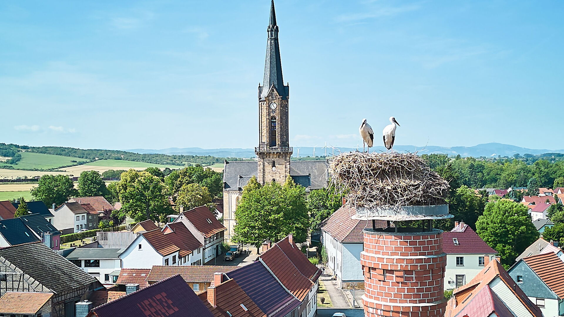 Seit vielen Jahren nisten bereits Störche auf dem stillgelegten Schornstein der alten Mälzerei in Wechmar.