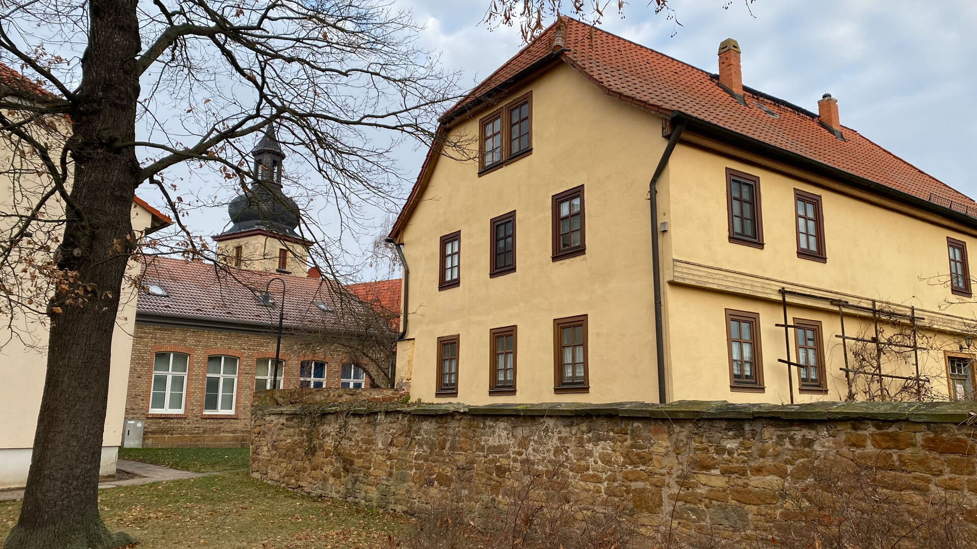 Ortsansicht mit Kirche und Wohngebäuden in Sülzenbrücken