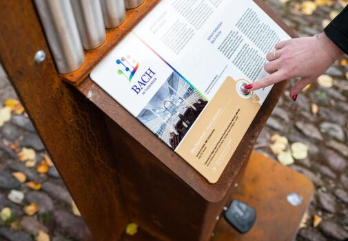 Eine interaktive Hörstation lässt Johann Sebastian Bachs Werke an der Bachkirche und der Neideckruine Arnstadt erklingen.