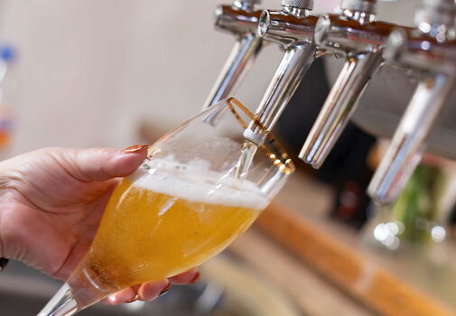 Ein Bier wird gezapft im Ratskeller Mühlberg