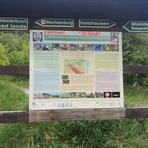 beschmierte Infotafeln